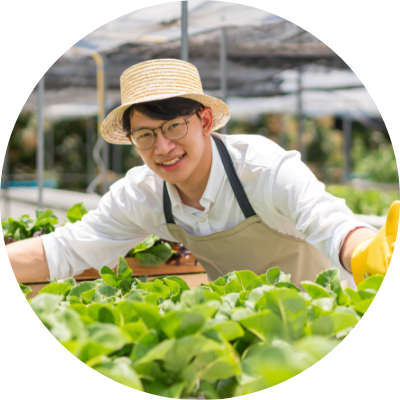 笑う職員の写真